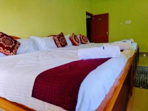 Postel nebo postele na pokoji v ubytování Hotel Cliff Club Kodaikanal