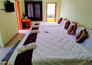 Postel nebo postele na pokoji v ubytování Hotel Cliff Club Kodaikanal