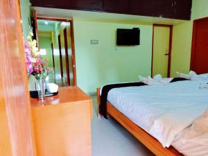 Postel nebo postele na pokoji v ubytování Hotel Cliff Club Kodaikanal + 7 fotografií
