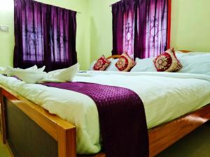 Postel nebo postele na pokoji v ubytování Hotel Cliff Club Kodaikanal