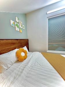 Postel nebo postele na pokoji v ubytování Quang Minh Dalat Hotel