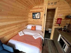 Postel nebo postele na pokoji v ubytování Heb Pods - North Pod