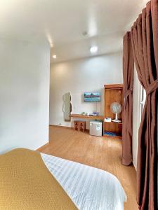 Postel nebo postele na pokoji v ubytování Quang Minh Dalat Hotel
