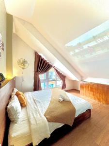 Postel nebo postele na pokoji v ubytování Quang Minh Dalat Hotel