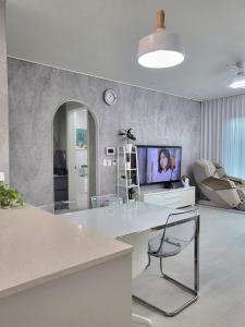 TV a/nebo společenská místnost v ubytování Rest house + 37 fotografií