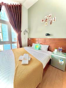 Postel nebo postele na pokoji v ubytování Quang Minh Dalat Hotel