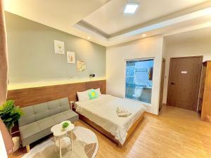 Postel nebo postele na pokoji v ubytování Quang Minh Dalat Hotel