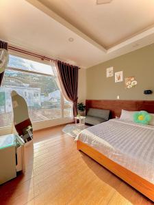 Postel nebo postele na pokoji v ubytování Quang Minh Dalat Hotel