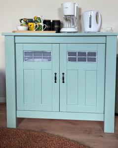 a blue cabinet with a blue counter top at KorenGastvrij in Noordbroek