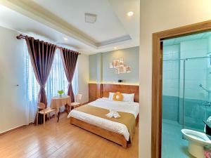 Postel nebo postele na pokoji v ubytování Quang Minh Dalat Hotel