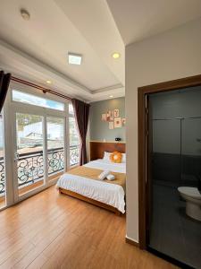 Postel nebo postele na pokoji v ubytování Quang Minh Dalat Hotel