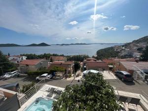 a view of a town with a body of water at Apartmani Krepelnik in Drage
