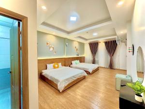 Postel nebo postele na pokoji v ubytování Quang Minh Dalat Hotel