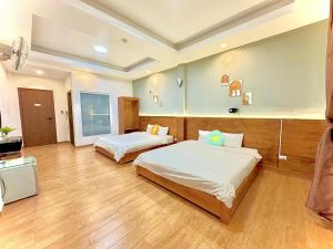 Postel nebo postele na pokoji v ubytování Quang Minh Dalat Hotel