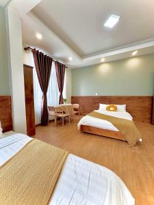 Postel nebo postele na pokoji v ubytování Quang Minh Dalat Hotel