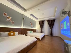 Postel nebo postele na pokoji v ubytování Quang Minh Dalat Hotel