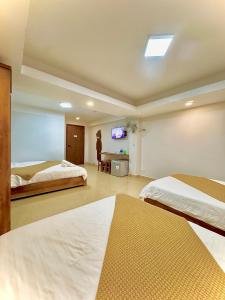 Postel nebo postele na pokoji v ubytování Quang Minh Dalat Hotel