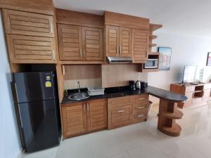 Viewtalay 5D Studio Koh Larn Island View的厨房或小厨房