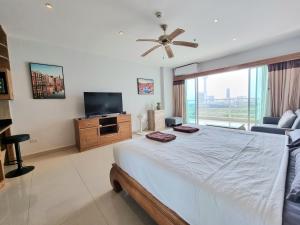 Viewtalay 5D Studio Koh Larn Island View的电视和/或娱乐中心