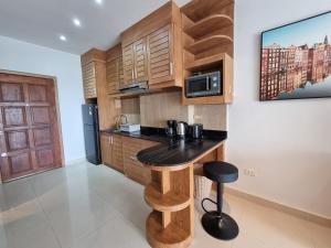 Viewtalay 5D Studio Koh Larn Island View的厨房或小厨房