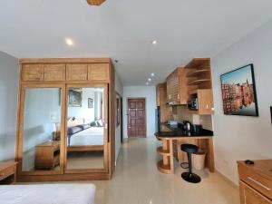 南芭堤雅Viewtalay 5D Studio Koh Larn Island View的房间里有一张床和一张书桌的卧室