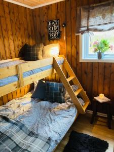 a bedroom with a bunk bed in a cabin at Fredelig og landlig hytte in Iveland