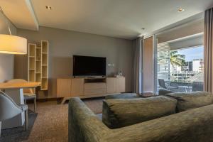 TV a/nebo společenská místnost v ubytování Montebelo Girassol Maputo Hotel