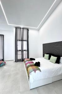ein weißes Schlafzimmer mit einem großen Bett in einem Zimmer in der Unterkunft Luxury Villa in Melenara in Las Palmas de Gran Canaria