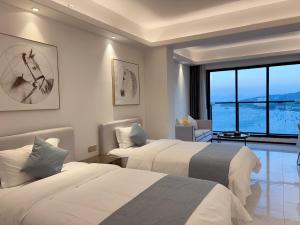 Voodi või voodid majutusasutuse Huizhou Xunliao Bay Qingpu Hotel toas