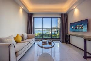 Televiisor ja/või meelelahutuskeskus majutusasutuses Huizhou Xunliao Bay Qingpu Hotel