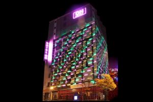 un edificio illuminato con un'insegna al neon di Hotel ON a Uiwang