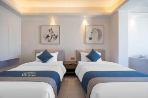 Voodi või voodid majutusasutuse Huizhou Xunliao Bay Qingpu Hotel toas