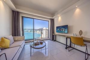 Televiisor ja/või meelelahutuskeskus majutusasutuses Huizhou Xunliao Bay Qingpu Hotel