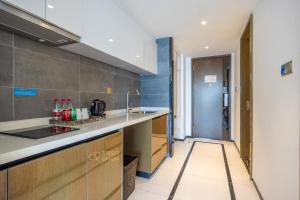 Köök või kööginurk majutusasutuses Huizhou Xunliao Bay Qingpu Hotel