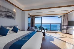 Voodi või voodid majutusasutuse Huizhou Xunliao Bay Qingpu Hotel toas
