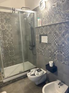 Un baño con ducha, inodoro y lavabo. en home SIKAN casa al mare Licata, en Butera
