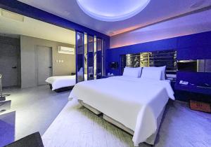 una camera con due grandi letti bianchi di Hotel ON a Uiwang
