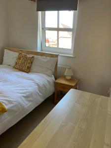 Un dormitorio con dos camas y una ventana. en 18 Wixon Path, en Buckinghamshire