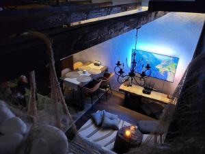 een bovenaanzicht van een woonkamer met een tafel en stoelen bij Къща за гости Mia Maria in Tutrakan