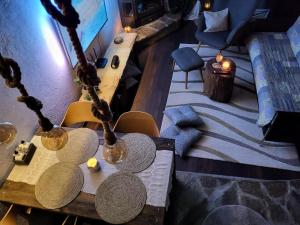 een woonkamer met een tafel en een bank bij Къща за гости Mia Maria in Tutrakan +26 foto's