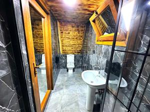 Koupelna v ubytování Tabiat Bungalows + 61 fotografií