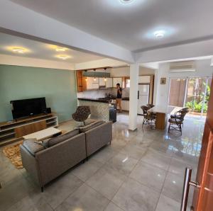 a living room with a couch and a kitchen at Amplia y Moderna Casa, en inmejorable ubicación in Ciudad del Este +16 photos