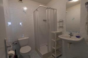 Koupelna v ubytování Apartmány Kamejk