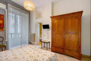 sypialnia z łóżkiem i drewnianą szafką w obiekcie B&B Verdi w mieście Salerno
