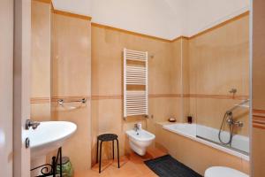 łazienka z umywalką, toaletą i wanną w obiekcie B&B Verdi w mieście Salerno +36 zdjęć