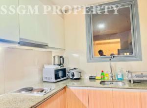 Η κουζίνα ή μικρή κουζίνα στο Mactan Newtown Feels like Home