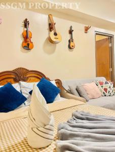 Ένα ή περισσότερα κρεβάτια σε δωμάτιο στο Mactan Newtown Feels like Home