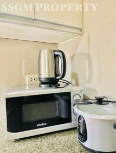 Η κουζίνα ή μικρή κουζίνα στο Mactan Newtown Feels like Home