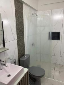 シウダー・デル・エステにあるcasa de 200 m2 en inmejorable ubicaciónのシャワー、トイレ、洗面台を備えたバスルーム +12枚の写真