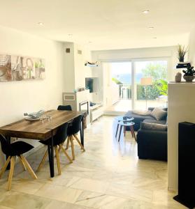 Posedenie v ubytovaní Modern garden apartment with a fantastic sea view and a private garden